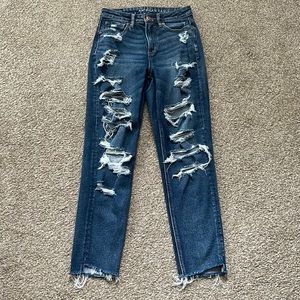 American Eagle ripped stretch Mom Jean in slasher blue  sz 2 Like new